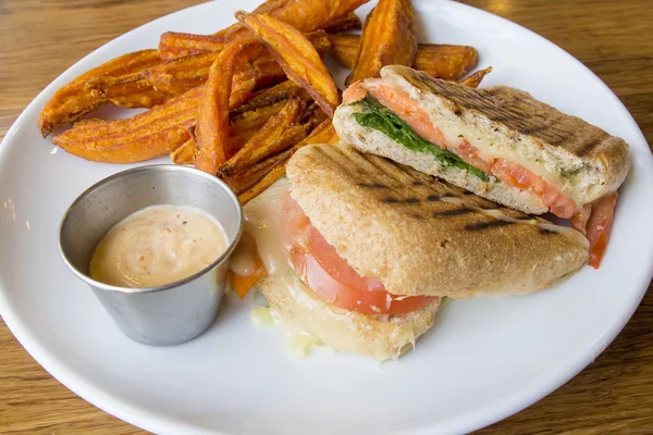 Rökt lax panini och söt potatis frites — Stockfoto