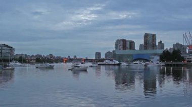 Vancouver bc british columbia Kanada'da kentsel manzara şehir manzaralı false creek mavi saatte 1920 x 1080 panning içinde dere kenarı boyunca