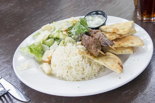 Kuzu kebabı naan pilav ve salata ile — Stok fotoğraf