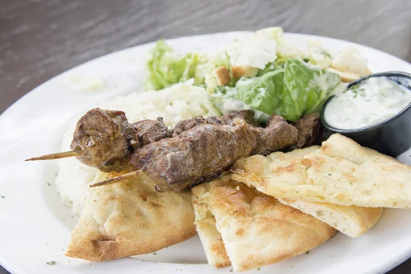 Kebab de Cordero con Arroz Naan y Ensalada Primer plano — Foto de Stock