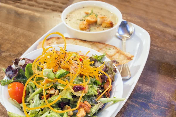 Primavera salada verde e milho Chowder — Fotografia de Stock