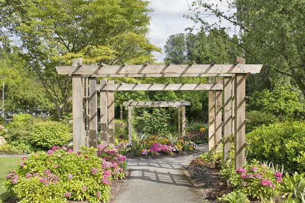 Wood Arbor Over Garden Path — Stock Photo, Image