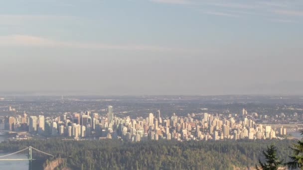 Urban Scenic Cityscape View y Lion 's Gate Bridge en Burrard Inlet de Vancouver BC Canadá — Vídeos de Stock