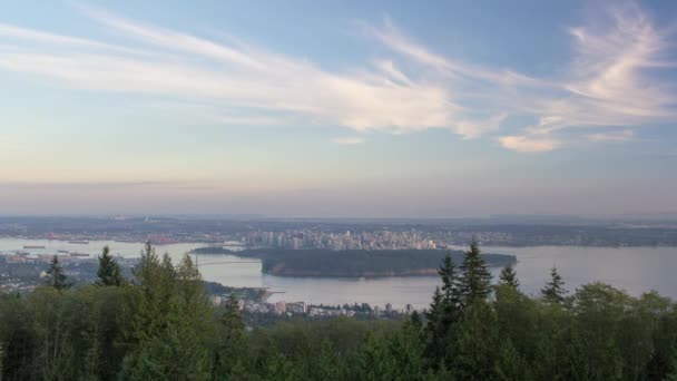 Miejskich malowniczym widokiem na panoramę miasta i Lwa Gate Bridge w Burrard wlot z Vancouver Bc Kanada — Wideo stockowe