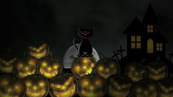 Vollmondaufgang und bewegliche Wolken hinter einem gruseligen Haus mit Kreuzen, Stapeln von Kerzen beleuchteten geschnitzten Kürbissen und schwarzer Katze in einer dunklen gruseligen Halloween-Nacht im Zeitraffer 1080p — Stockvideo