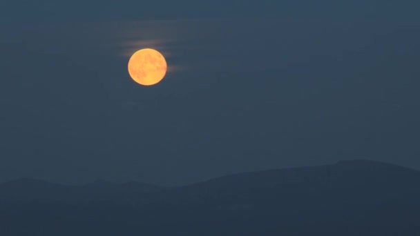 Maan opkomst over bergketen time-lapse op blauwe uur 1080p — Stockvideo