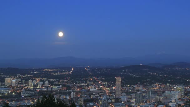 都市の景観と青時間 1920 x 1080 にトラフィック光トレイルで山の範囲上の月の出 — ストック動画