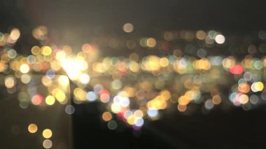 şehir ışıkları ile hareketli araba kirişler renkli bokeh arka zaman atlamalı 1920 x 1080 defocused