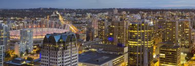 Vancouver bc şehir merkezindeki cambie köprü geceleri