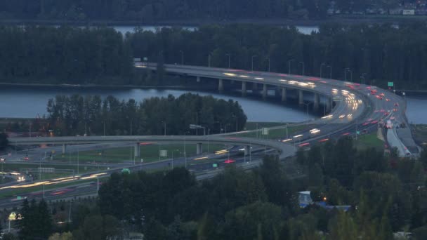 Akşam acele saat trafik eyaletler arası 205 glenn l. jackson memorial Köprüsü üzerinden columbia river hafif iz zaman atlamalı 1920 x 1080 — Stok video