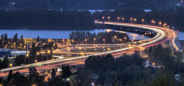 Interstate 205 freeway över Columbiafloden i skymningen — Stockfoto