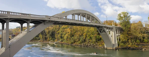 Oregon City Arch Bridge au-dessus de la rivière Willamette en automne — Photo