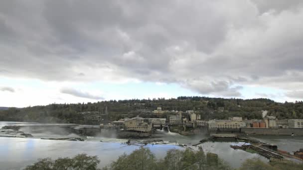 Centrale idroelettrica a Willamette Falls Lock in Oregon City nella stagione autunnale con temporali nuvole tempestose 1080p — Video Stock