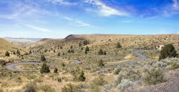 Klikaté silnici v centrálním Oregonu panorama — Stock fotografie