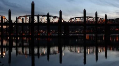Portland oregon hawthorne köprü closeup güzel willamette Nehri boyunca su yansıma downtown mavi saatte 1080p