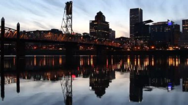 Portland oregon willamette Nehri güzel köprüden hawthorne ile şehir şehir manzarası doğal görünümünü su yansıma mavi bir saatte 1080p