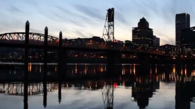 Portland oregon şehir manzarası ile hawthorne köprü mavi bir saatte 1080 p panning willamette Nehri üzerinden
