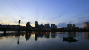 Portland oregon görünümü ile hawthorne köprü mavi saat zaman atlamalı willamette Nehri üzerinden şehir şehir manzarası