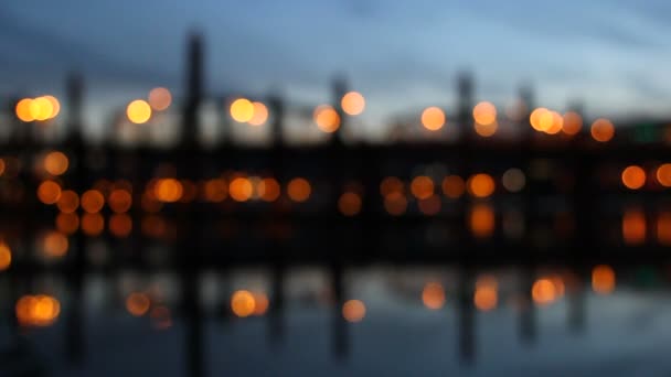 Portland oregon centrum hawthorne brug close-up over willamette rivier bij blauwe uur uit focus bokeh achtergrond — Stockvideo