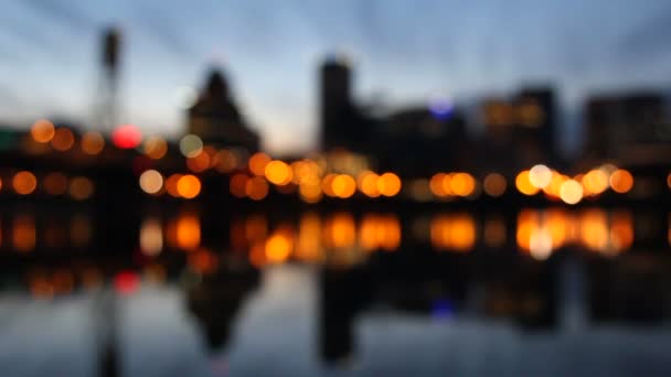 Portland oregon Skyline mit Weißdornbrücke aus dem Fokus verschwommen Bokeh Stadt Lichter schöne Wasserreflexion bei blauer Stunde 1920x1080 — Stockvideo