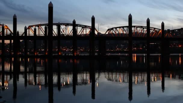 Portland Oregon Hawthorne Bridge Primer plano a través del río Willamette Hermoso centro de reflexión de agua en Blue Hour 1080p — Vídeos de Stock