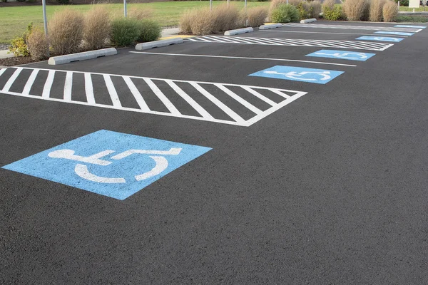 Niepełnosprawnych miejsc parkingowych — Zdjęcie stockowe