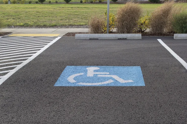 Espaço de estacionamento para deficientes — Fotografia de Stock
