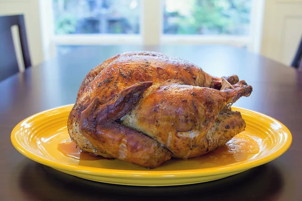Cooked Whole Turkey on Yellow Platter — Stock Photo, Image
