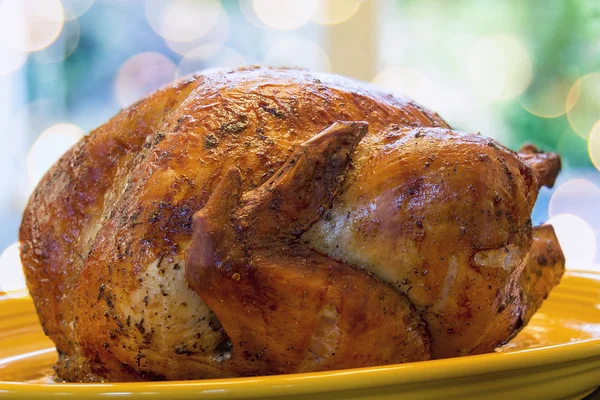 Cooked Turkey on Yellow Platter Closeup — Stock Photo, Image