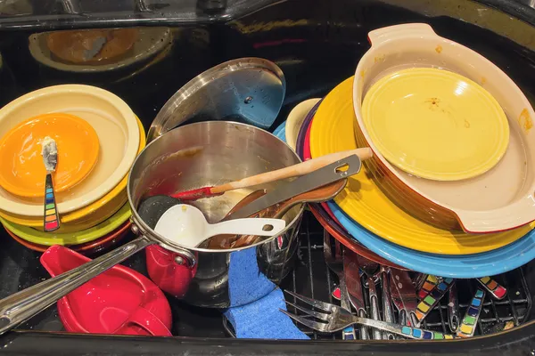 Fregadero de cocina con platos sucios Utensilios y ollas — Foto de Stock