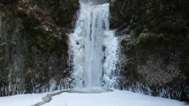 Multnomah Falls congelado en invierno a lo largo de Columbia River Gorge Portland Oregon Panning 1080p — Vídeos de Stock
