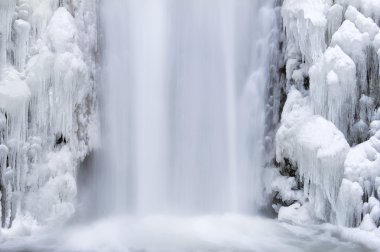 Kış closeup dondurulmuş Multnomah falls