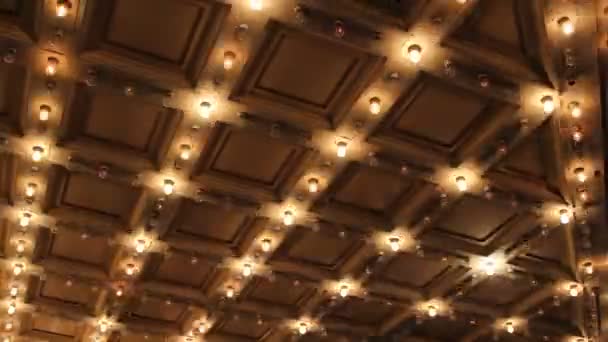 Theater und Konzerthalle Decke mit Retro-blinkenden Festzelt-Lichtern in der Innenstadt 1080p — Stockvideo