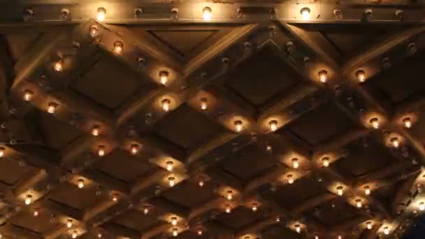 Plafond de théâtre avec feux de chapiteau clignotants rétro dans le centre-ville 1080p — Video