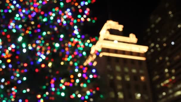 Holiday julgran med festliga färgglada lampor i pioneer courthouse square på natten 1080p — Stockvideo