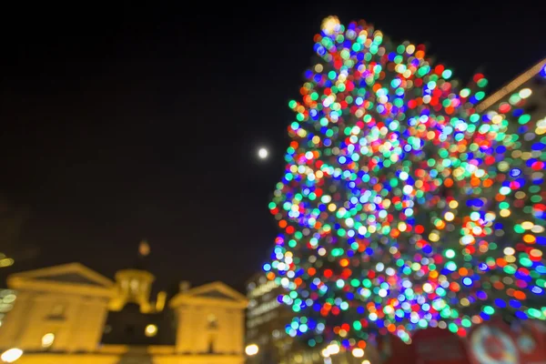 Árvore de Natal com Lua no Pioneer Courthouse Square Bokeh Ligh — Fotografia de Stock