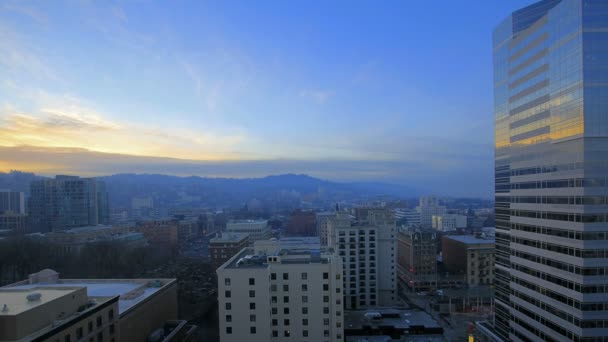 Portland oregon centra Panorama při západu slunce s pohyblivými mraky a modrá obloha časová prodleva 1080p — Stock video