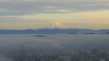 Portland veya şehir merkezinin cityscape batımında geniş görünüm 1080 p panning ağır kalın sis ile hood Dağı ile