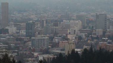 Portland veya şehir merkezinin cityscape batımında geniş görünüm 10080 p panning ağır kalın sis ile hood Dağı ile