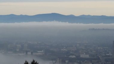 Portland veya şehir merkezinin cityscape ile mount hood batımında geniş görünüm panning sis inişli çıkışlı 1080 p ile