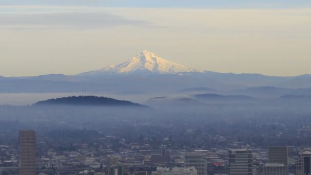Portland veya şehir merkezinin cityscape ile mount hood batımında geniş görünüm panning sis inişli çıkışlı 1080 p ile — Stok video