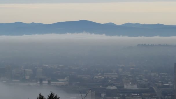 Πόρτλαντ ή στο κέντρο της πόλης της τοπίο με mount hood στο ηλιοβασίλεμα με τροχαίο ομίχλης panning επεκτατική άποψη 1080p — Αρχείο Βίντεο