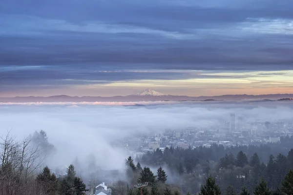 Portland Cidade coberta de nevoeiro com Mount Hood — Fotografia de Stock