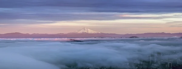 Portland City acoperit în ceață cu Mt Hood Panorama — Fotografie, imagine de stoc