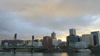 bulutlar ve yapraklara zaman atlamalı 1080 p hareket ile portland oregon şehir şehir manzarası