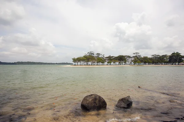 Changi pont beach ubin kilátással a szigetre — Stock Fotó