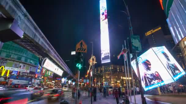 Kuala lumpur, Maleisië - 5 februari 2014: Nachtscène van bukit bintang shopping district in kuala lumpur met toeristen en shoppers, lrt trein, en verplaatsen van reclame led verlichting time-lapse. — Stockvideo