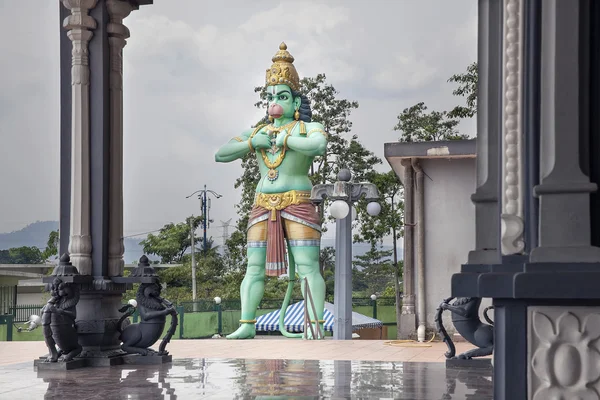 Hanuman standbeeld op hindoe tempel — Stockfoto