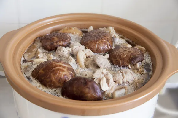 Champiñones Shiitake guisados con cerdo en olla de cocción lenta —  Fotos de Stock
