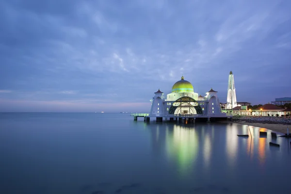 Malakka Meerenge Moschee am Abend blaue Stunde — Stockfoto